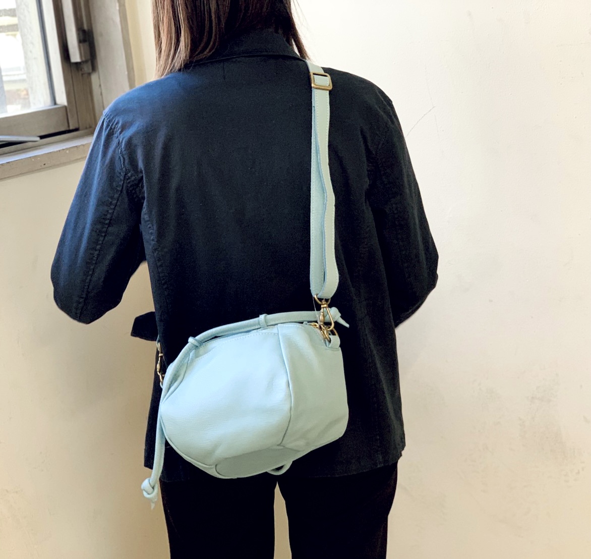 POMTATA　ポンタタ　日本ブランド　日本製　グローブレザー　牛革　handbag ハンドバッグ ショルダーバッグ shoulder bag 柔らかい　軽い　水色　blue ブルー
