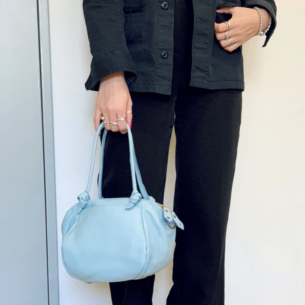 POMTATA　ポンタタ　日本ブランド　日本製　グローブレザー　牛革　handbag ハンドバッグ ショルダーバッグ shoulder bag 柔らかい　軽い　水色　blue ブルー